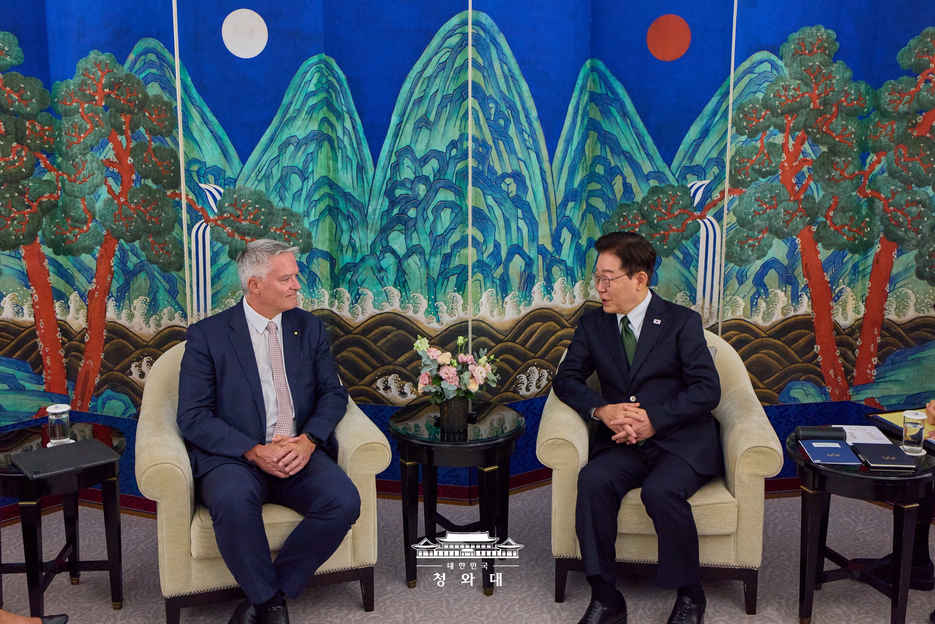 President Lee Jae Myung (right) on Sept. 9 speaks to Mathias Cormann, secretary-general of the Organisation for Economic Co-operation and Development, at a hotel in Paris. 