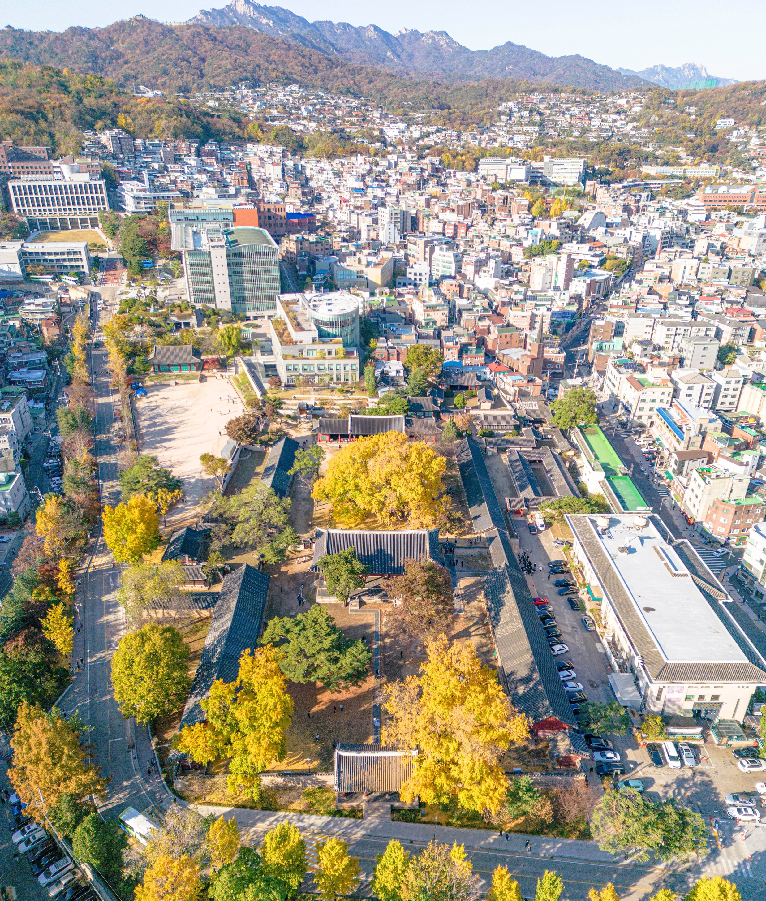 This aerial view shows the Confucian shrine Munmyo and Seonggyungwan, the national Confucian academy that was once the country's leading institution of higher learning, at Sungkyunkwan University's Humanities and Social Sciences Campus in Seoul's Jongno-gu District. (Korea Tourism Content Lab)