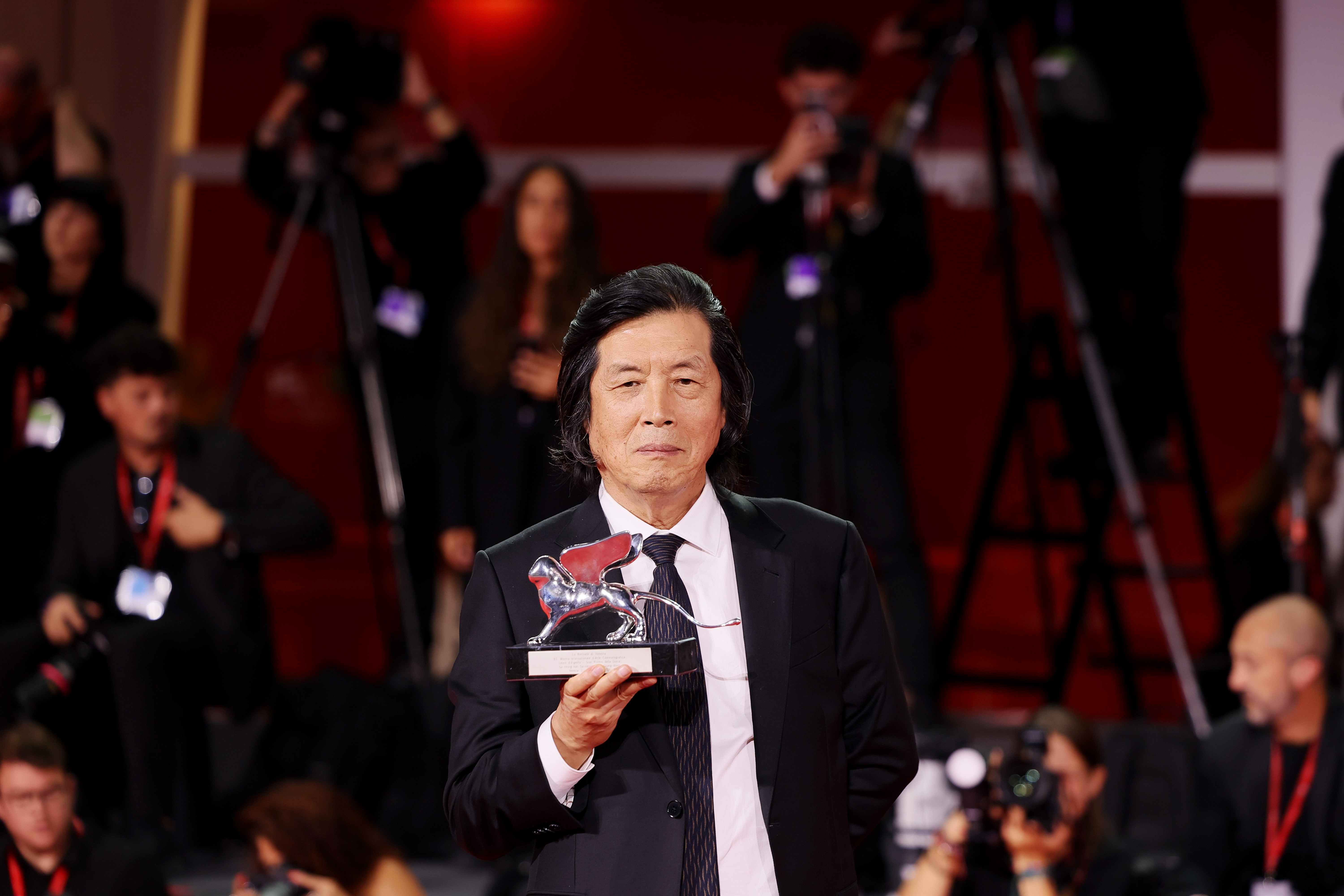 Director Lee Chang-dong on Sept. 12 holds his trophy at the closing ceremony of this year's Venice Film Festival after his film 