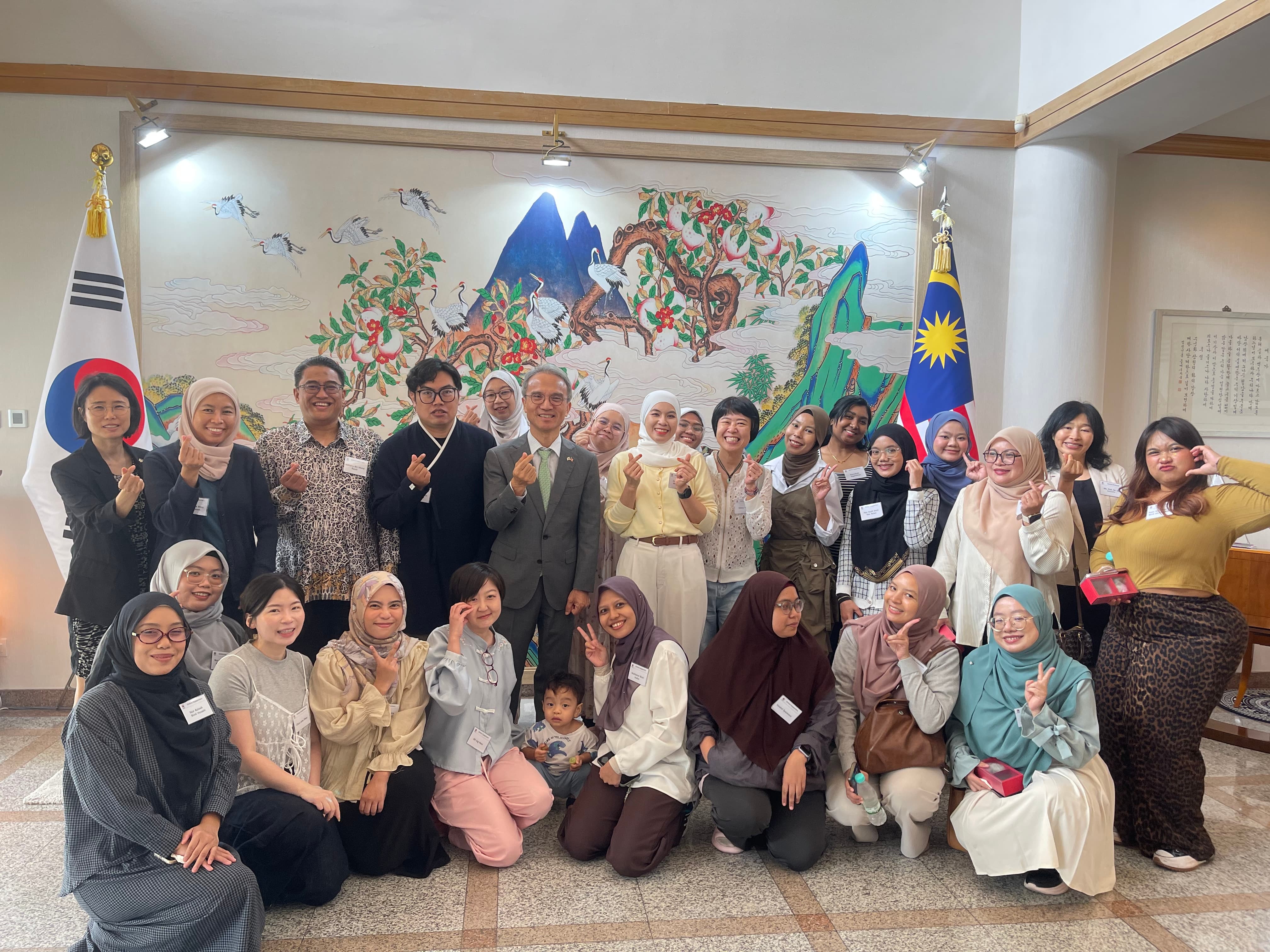 Ambassador to Malaysia Yeo Seung-bae (sixth from left, standing at the center) on Sept. 8 poses with online supporters during the 