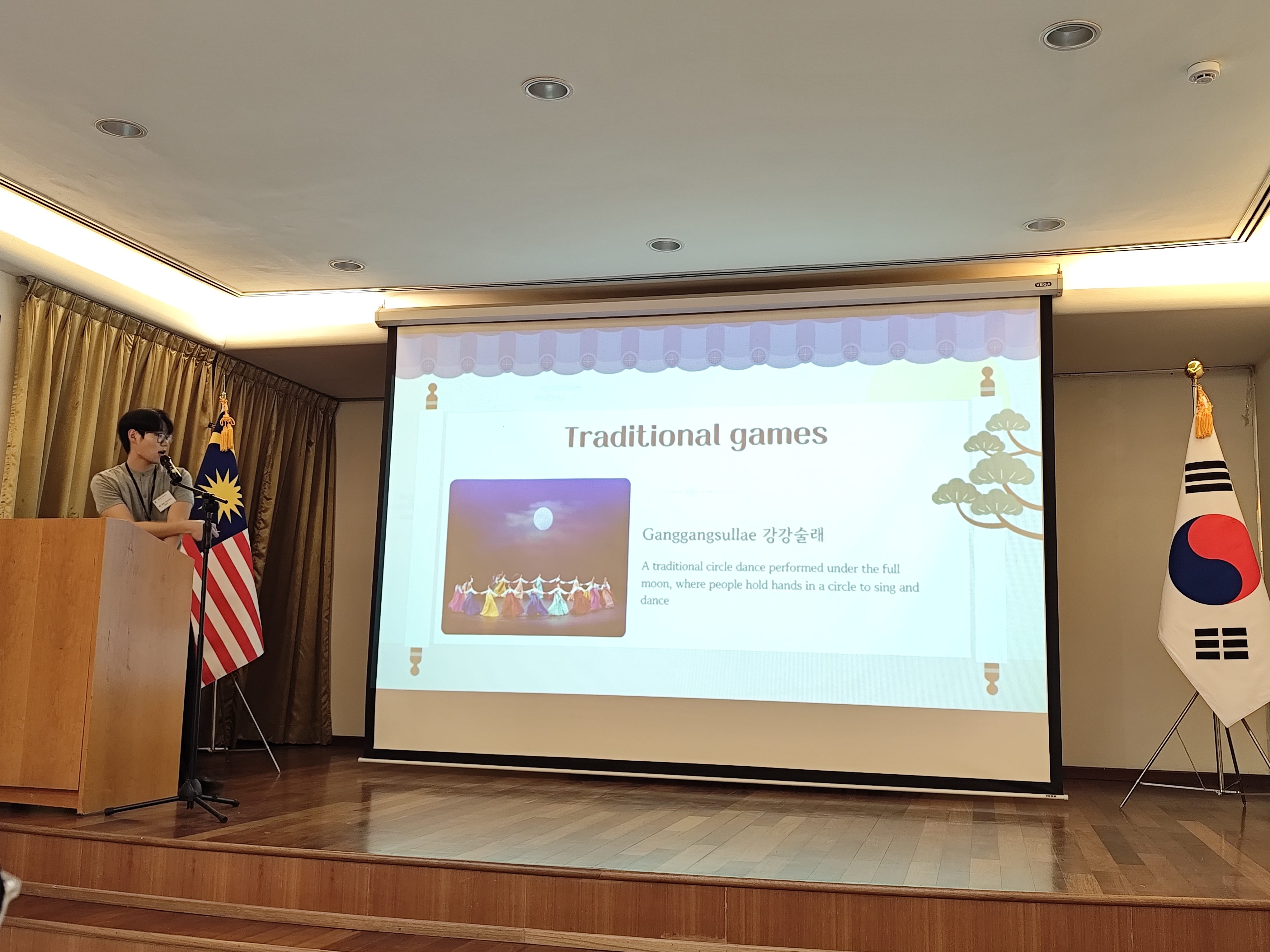 A Korean Embassy representative on Sept. 8 explains the traditional games of Chuseok to online supporters during a sharing session of the 
