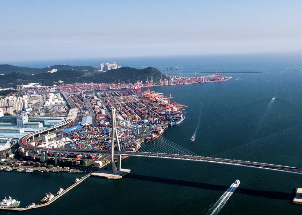 Information and communications technology exports last month set a record high with nearly USD 60 billion driven by higher investment in artificial intelligence. Shown is an aerial view of Busan North Port. (Busan Port Authority)