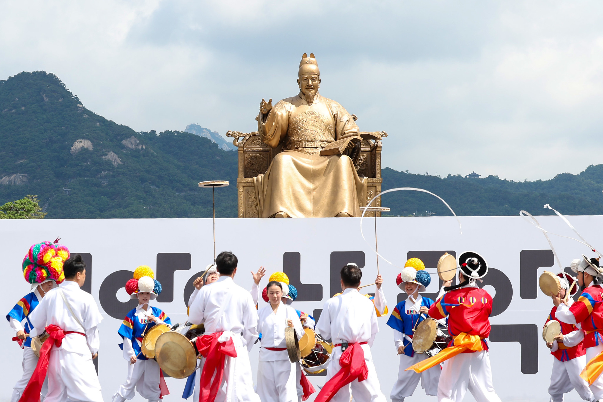 A traditional performing arts troupe on June 5 puts on a show at the Arirang Grand Festival at Gwanghwamun Square in Seoul's Jongno-gu District. (Korea.net DB)