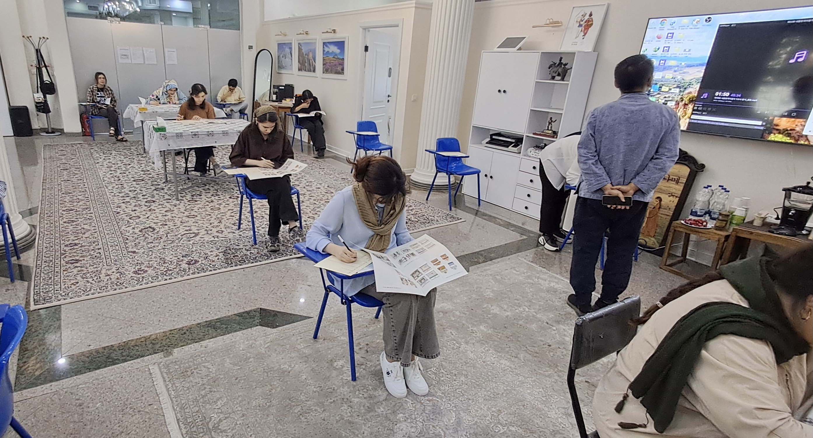 Participants of the exam on Sept. 5 answer questions during the listening section at the Embassy of the Republic of Korea in Iran. (Korean Embassy in Iran)
