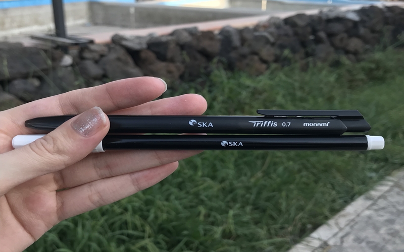 A marker and pen given to answer questions at the SKA exam on Sept. 5 at the Embassy of the Republic of Korea in Iran. (Nasim Gerami)