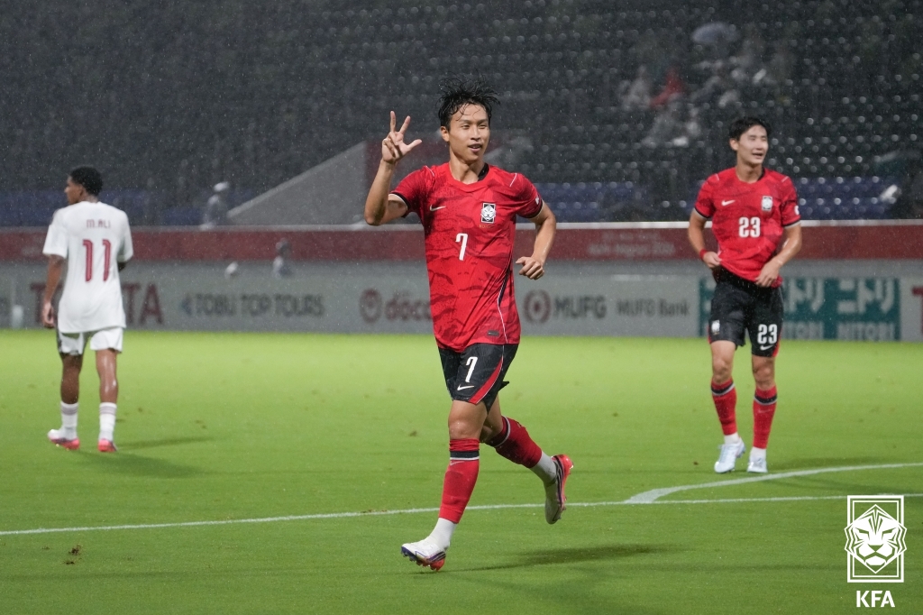 The men's national soccer team on Sept. 15 routed Qatar, 4-1, in their opening Group D game of the Aichi-Nagoya Asian Games at Mizuho Park Rugby Stadium in Nagoya, Japan. Shown is Eom Ji-sung celebrating his hat trick. (Korea Football Association)