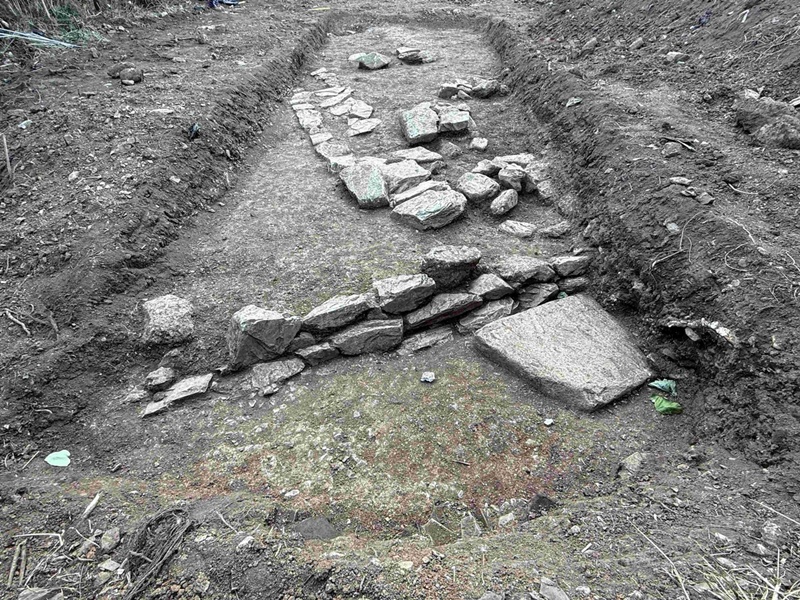 A test excavation of the Mangjubong area of Seonyudo Island in Gunsan, Jeollabuk-do Province, has found a large number of artifacts believed to be from a guesthouse for foreign envoys during the Goryeo Dynasty (918-1392) and the Buddhist temple of Jaboksa. Shown are the remains of a building discovered at the Goryeo-era archaeological site on the island.