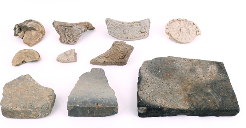 These ridge and floor tiles were discovered at the ruins of a Goryeo Dynasty (918-1392) site on Seonyudo Island in Gunsan, Jeollabuk-do Province.