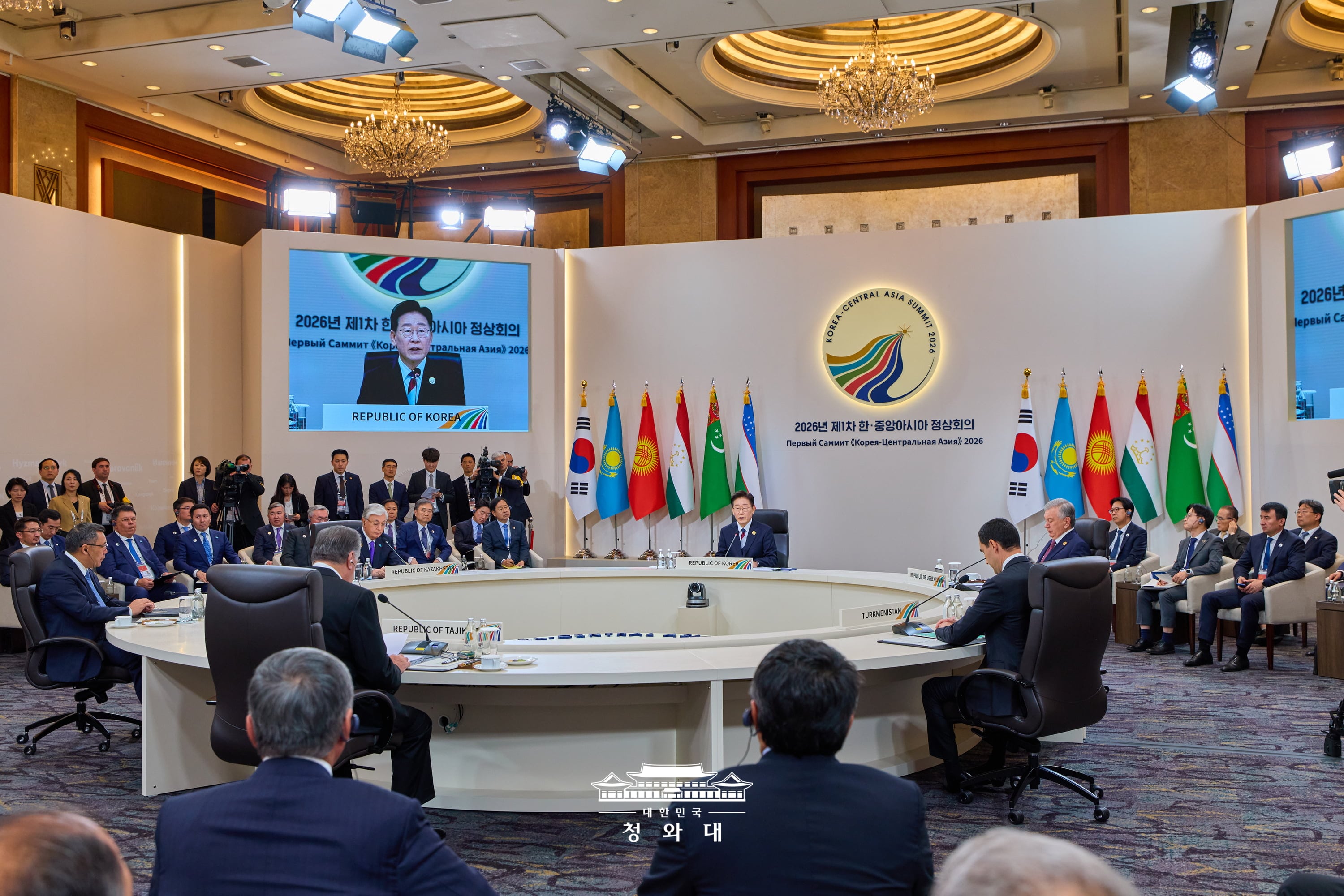 President Lee Jae Myung on Sept. 16 holds a summit with the leaders of five Central Asian nations at the inaugural Korea-Central Asia Summit in Seoul. (Cheong Wa Dae)