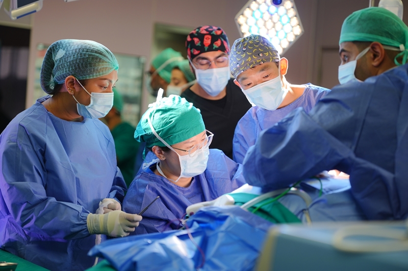 The Korea Health Industry Development Institute on Sept. 17 released the results of a 2025 survey on foreign perceptions of Korean medicine. Shown are medical staff from Asan Medical Center in Seoul last year teaching in Kuwait surgical techniques for treating patients with complex recurrent thyroid conditions. (Asan Medical Center)