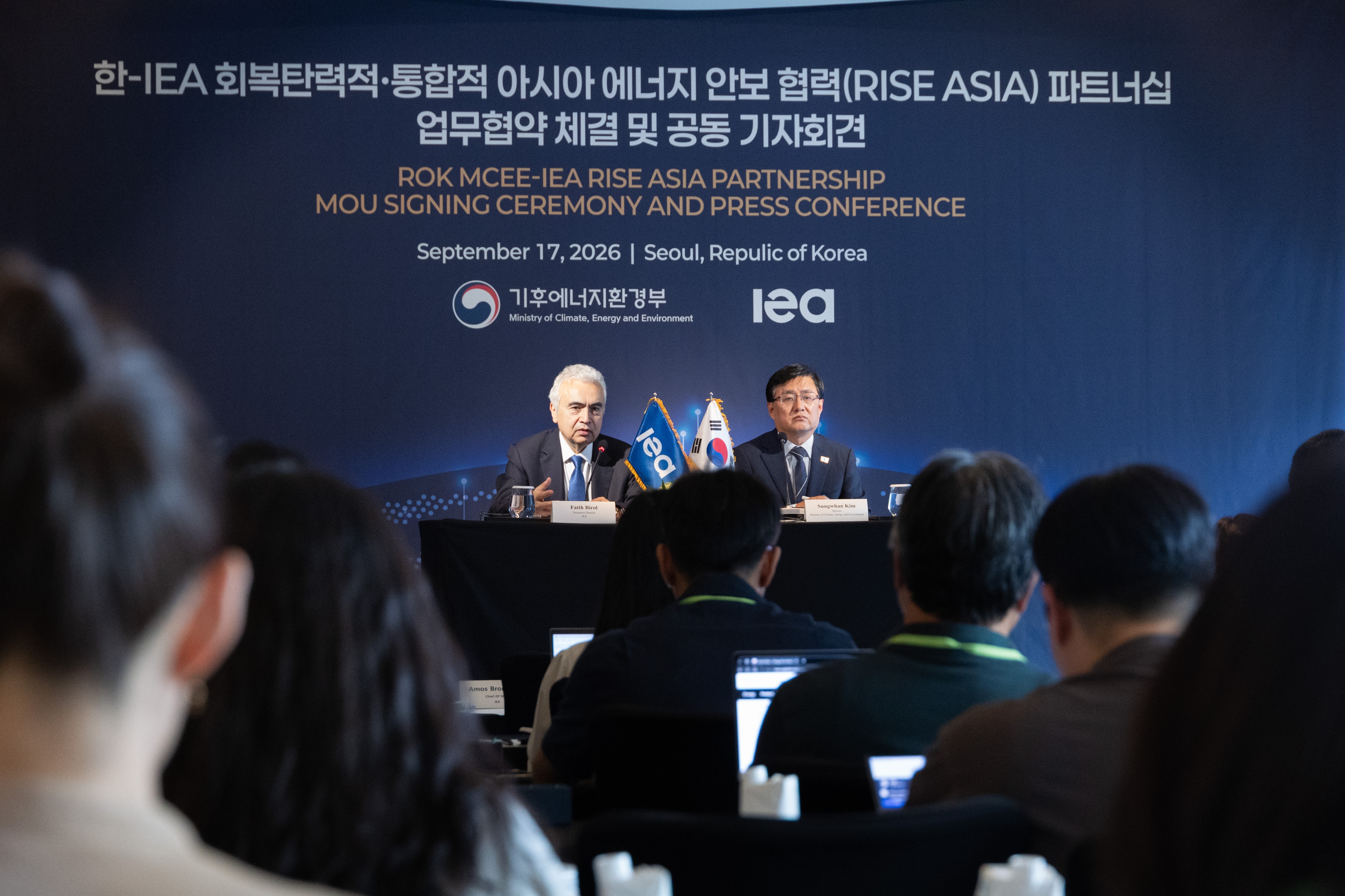 Minister of Climate, Energy and Environment Kim Sungwhan (right) and IEA Executive Director Fatih Birol on Sept. 17 speak at a signing ceremony for a memorandum of understanding and their joint news conference at Four Seasons Hotel Seoul in the capital's Jongno-gu District. (Ministry of Climate, Energy and Environment)