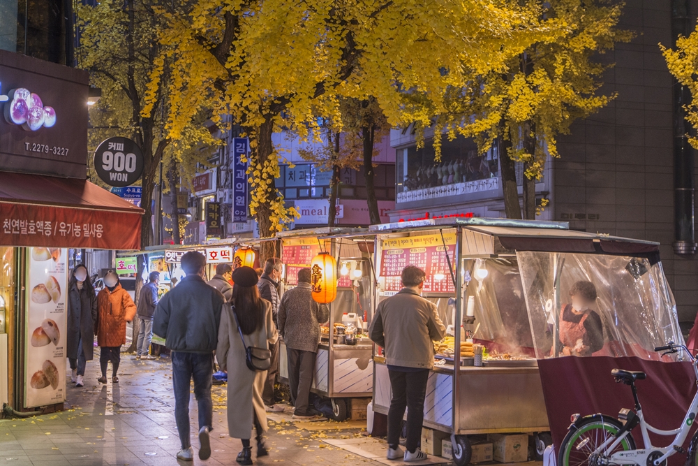 ▲ 서울 종로3가가 ‘세계에서 가장 멋진 동네’(The world’s coolest neighbourhoods) 1위에 선정됐다. 사진은 종로3가 포장마차 풍경. 서울관광재단