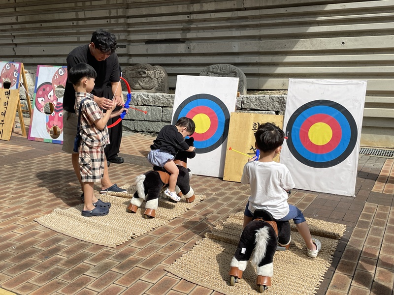 Children try traditional archery at the folk games area of a Chuseok event from Sept. 14-15, 2024, at Cheongju National Museum in Cheongju, Chungcheongbuk-do Province. (Cheongju National Museum)