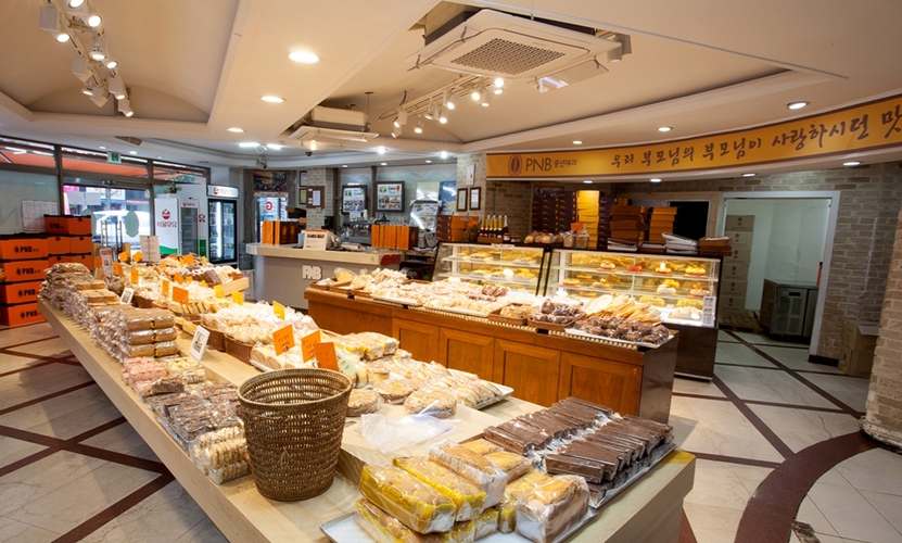 Main store of PNB Pungnyeon Bakery in Jeonju, Jeollabuk-do Province (PNB Pungnyeon Bakery)