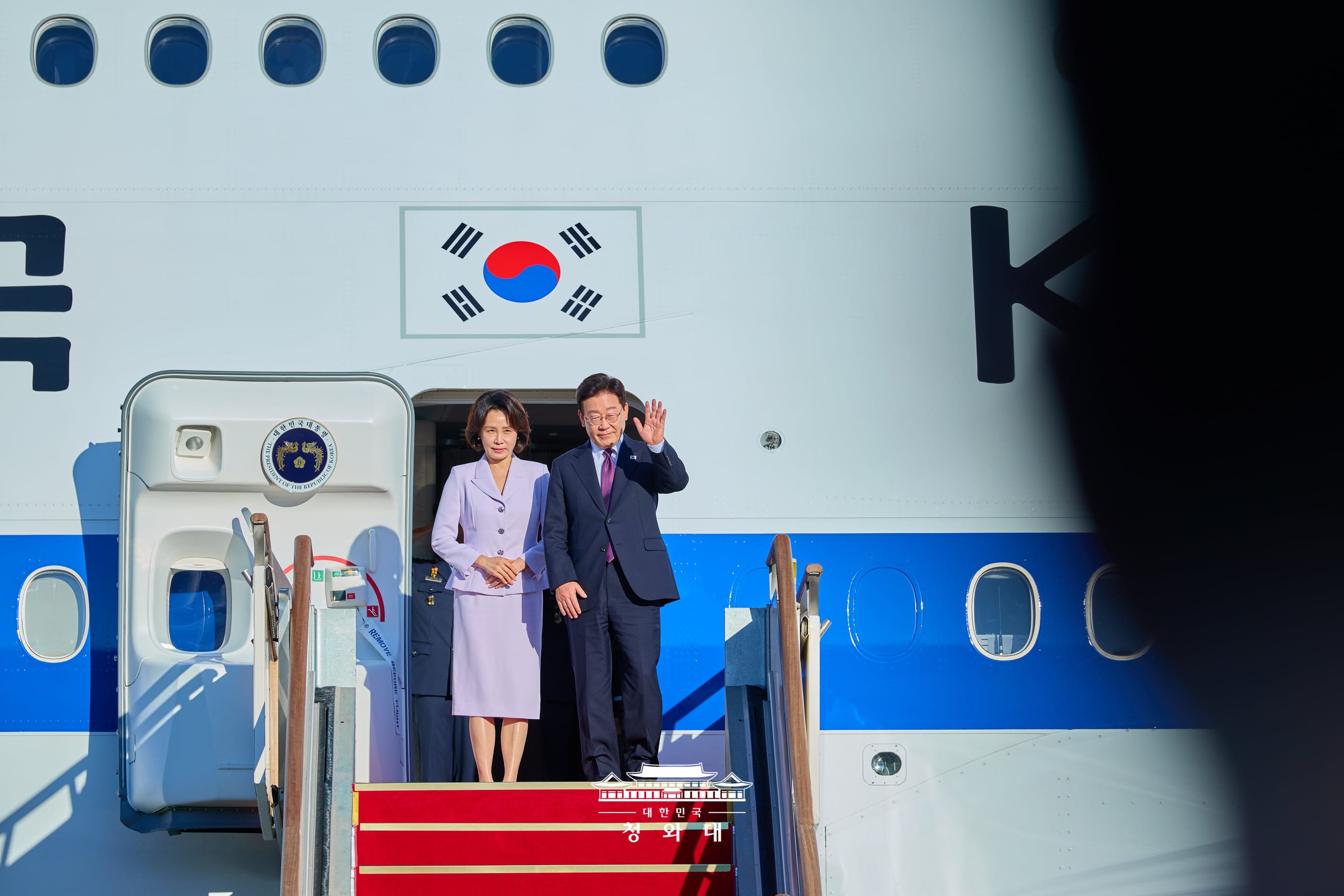 President Lee Jae Myung (second from left) and first lady Kim Hea Kyung on Sept. 21 wave to the crowd at Seoul Air Base in Seongnam, Gyeonggi-do Province, before their flight to New York for the United Nations General Assembly and a state visit to Mexico. (Cheong Wa Dae)  