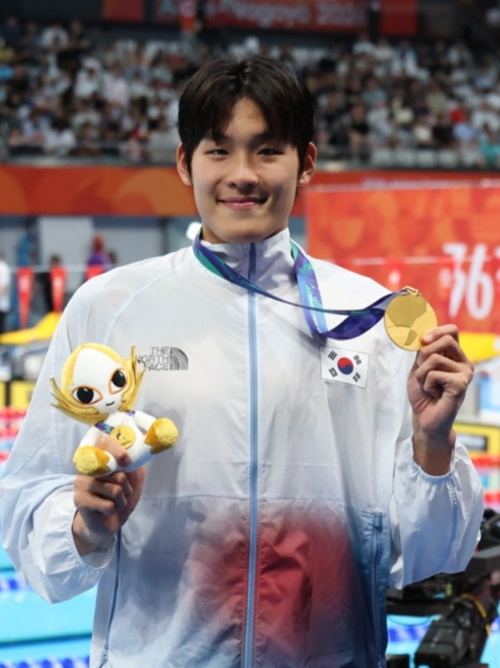 Swimmer Kim Youngbeom on Sept. 21 flashes his gold medal in the men's 50-m freestyle at the Aichi-Nagoya Asian Games in Japan (Kim's Instagram account)  