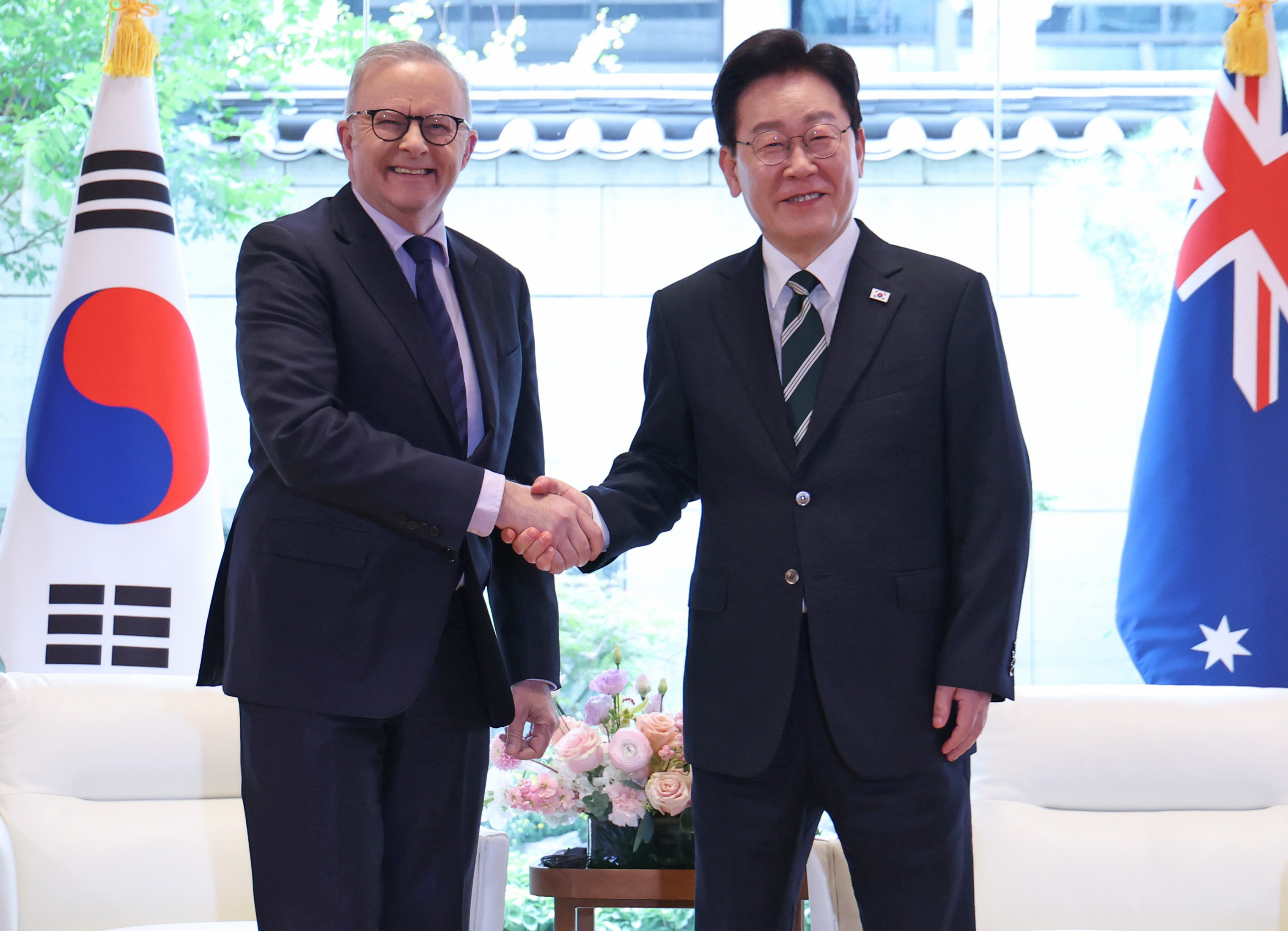 President Lee Jae Myung (right) and Australian Prime Minister Anthony Albanese on Sept. 22 shake hands ahead of their talks at Ban Ki-moon Hall at the Korean Mission to the UN in New York. (Yonhap News)