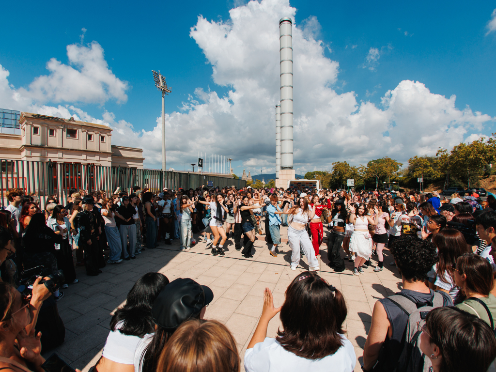 K-pop fans on Sept. 12 take part in a Music Bank-themed random dance near the Lluís Companys Olympic Stadium in Barcelona. (Korean Power)