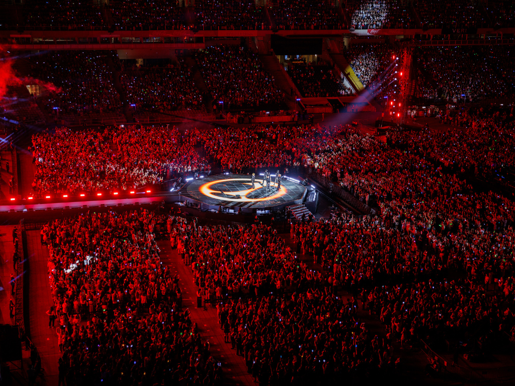 A crowd on Sept. 12 gathers for Music Bank at the Lluís Companys Olympic Stadium in Barcelona. (Korean Power)