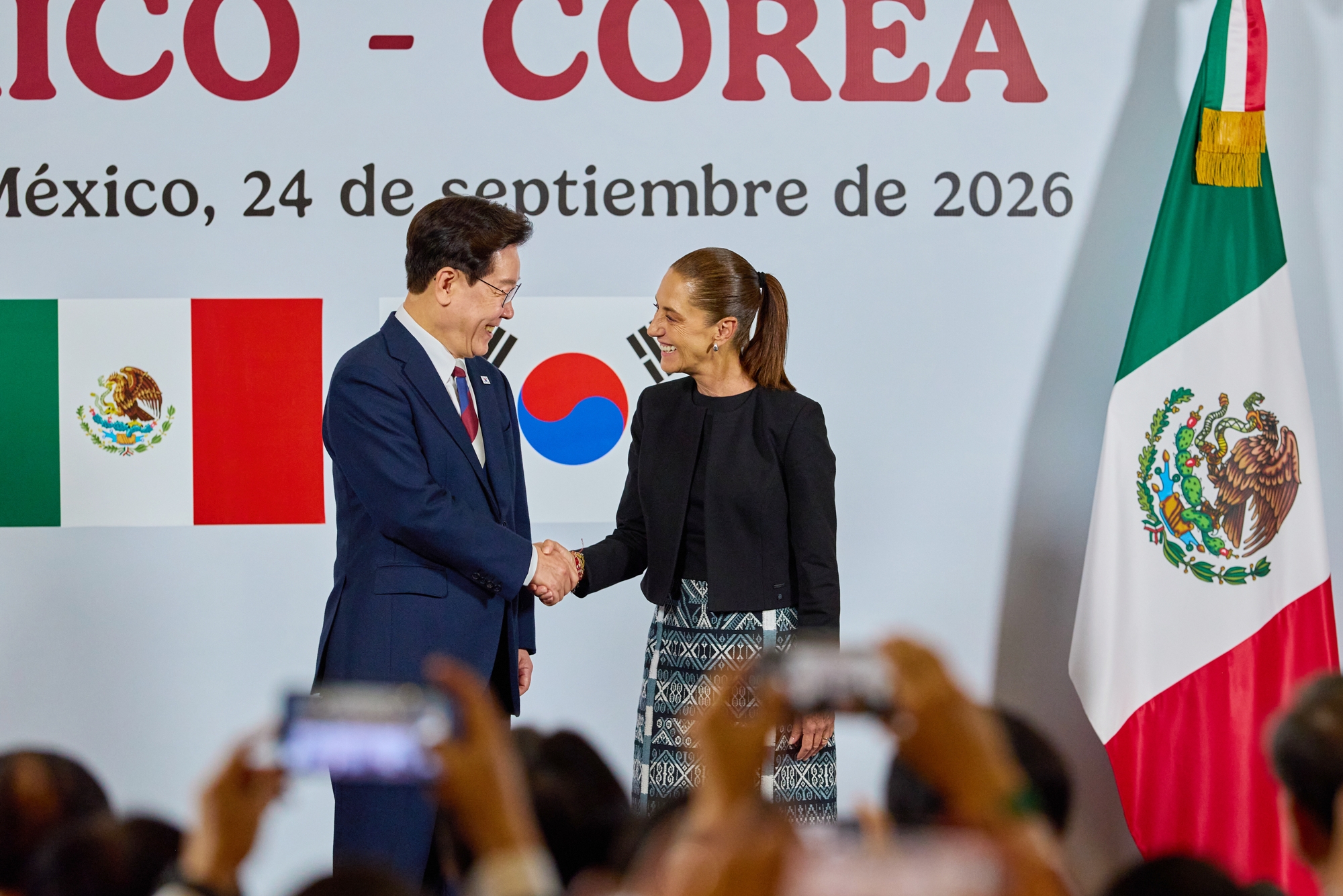 President Lee Jae Myung (left) and Mexican President Claudia Sheinbaum on Sept. 24 shake hands after their joint news conference at the National Palace in Mexico City.
