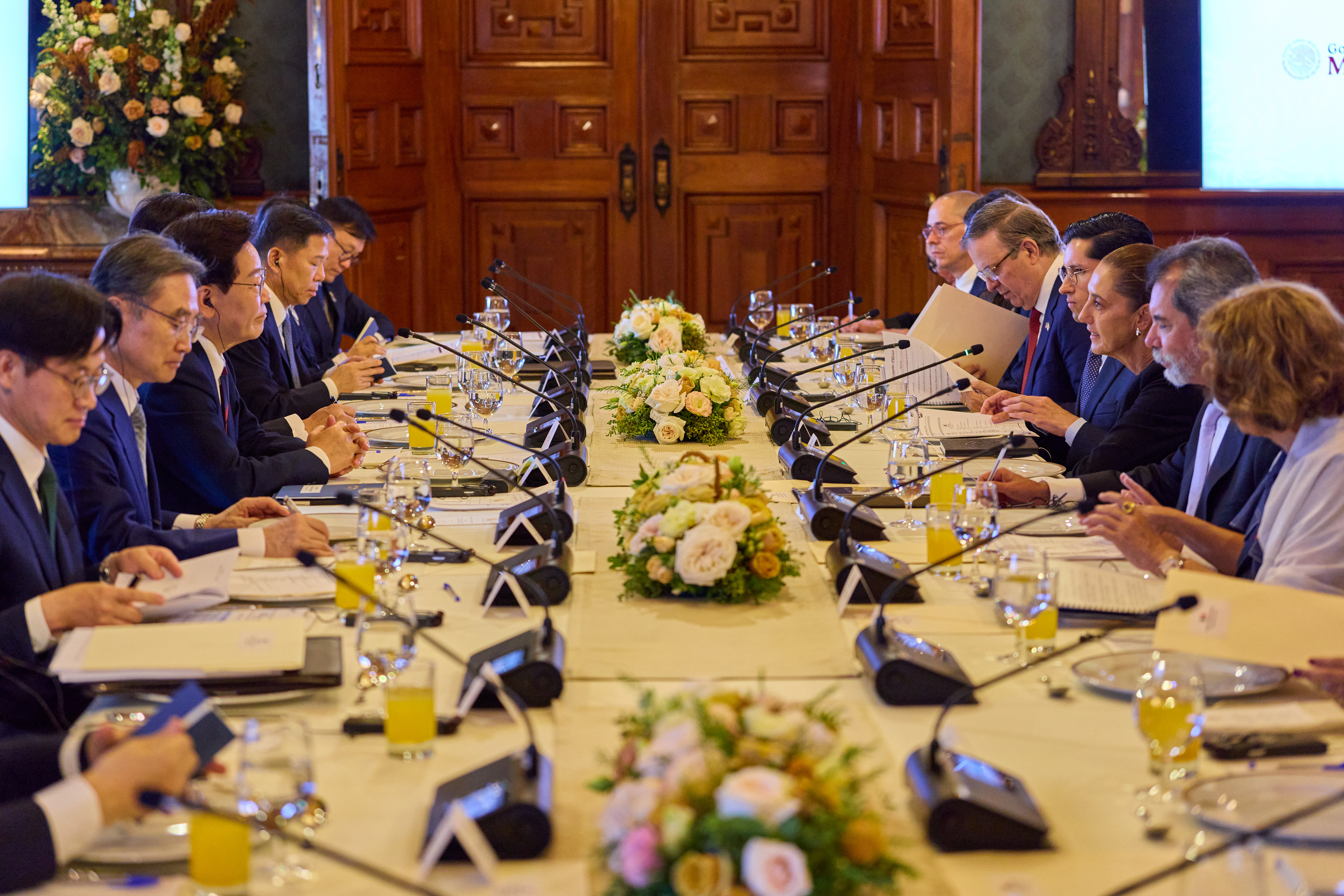 President Lee Jae Myung and Mexican President Claudia Sheinbaum on Sept. 24 hold an expanded summit at the National Palace in Mexico City.