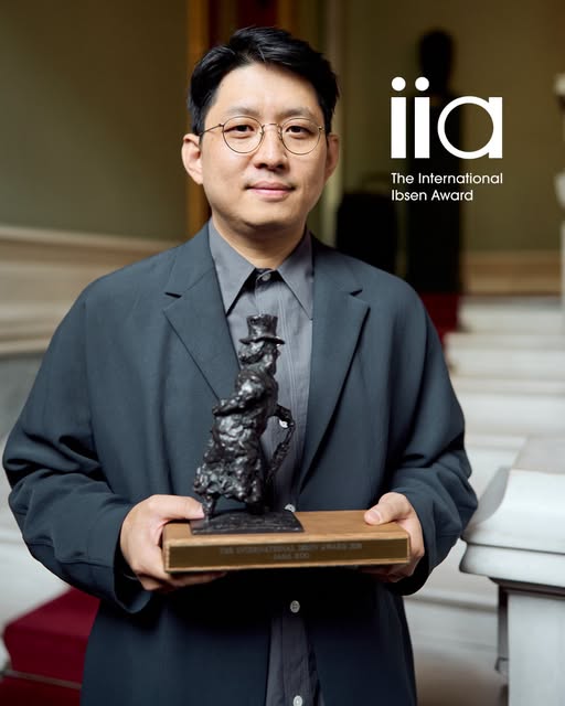 Koo Jaha holds his International Ibsen Award trophy. (Official Facebook page of National Theatre in Oslo)