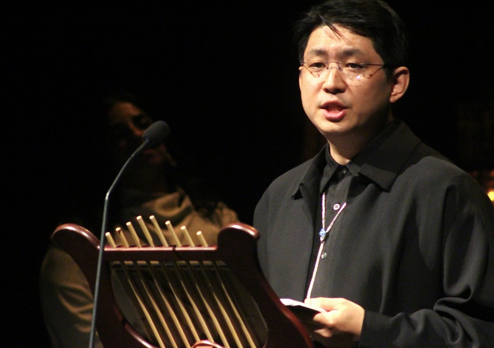 Theater maker Koo Jaha on Sept. 26 delivers his acceptance speech at the awards ceremony for the International Ibsen Award at the National Theatre in Oslo, Norway. (Yonhap News)