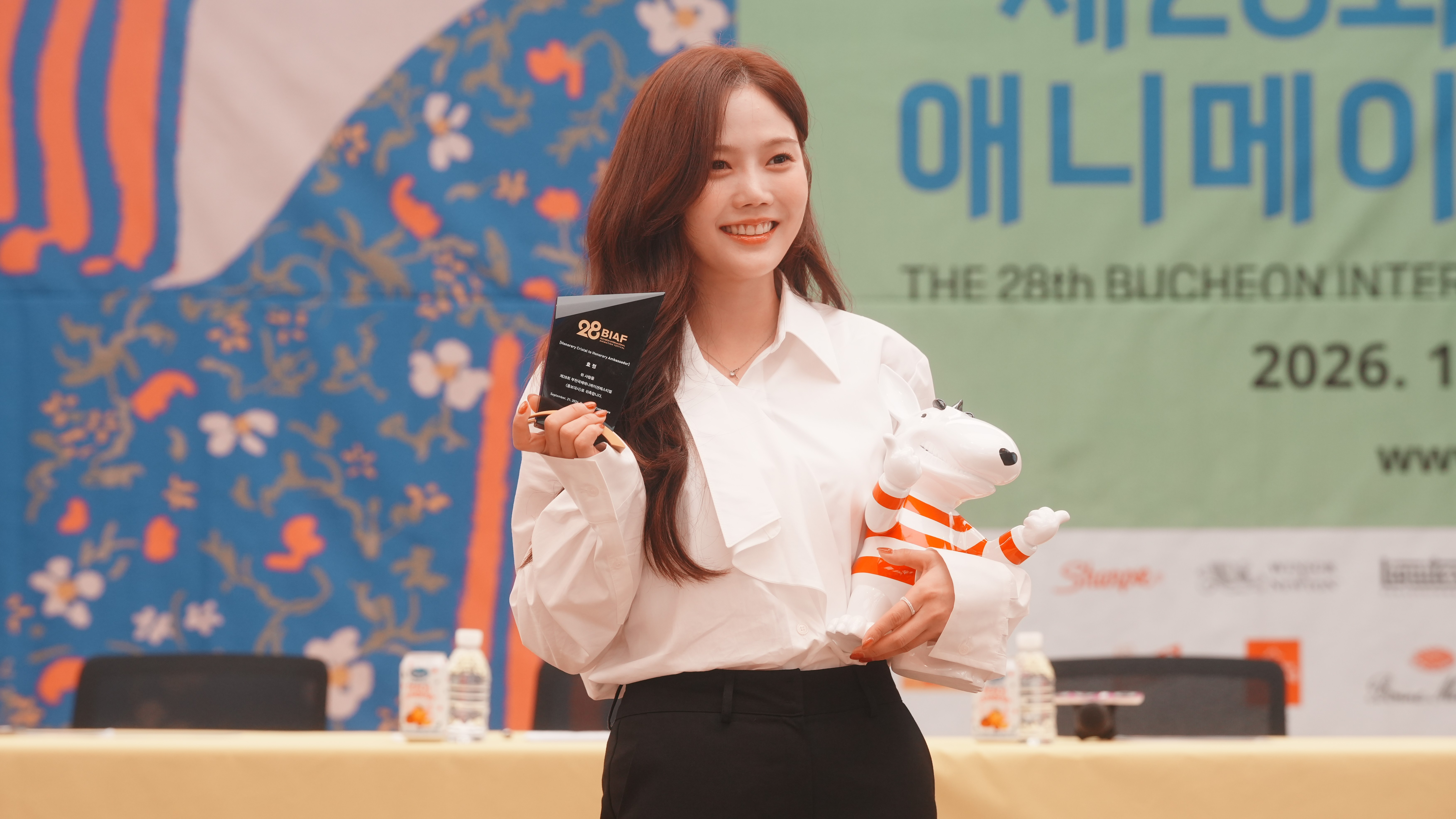 ▲ 제28회 부천국제애니메이션페스티벌(BIAF2026)의 홍보대사를 맡는 K-팝 걸그룹 오마이걸 효정이 21일 서울 중구 한국프레스센터에서 열리는 기자회견에서 페스티벌의 마스코트 ‘뿌뿌’를 들면서 포즈하고 있다. 부천국제애니메이션페스티벌
