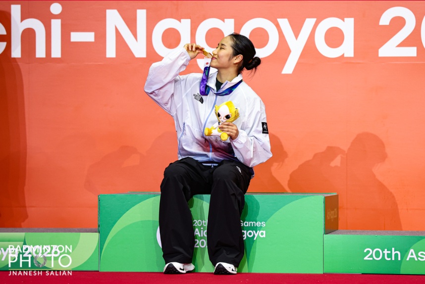 Superstar An Se Young on Sept. 29 kisses her gold medal in women's badminton singles of the Aichi-Nagoya Asian Games at Ichinomiya City Gymnasium in Aichi Prefecture, Japan. (Badminton Korea Association)