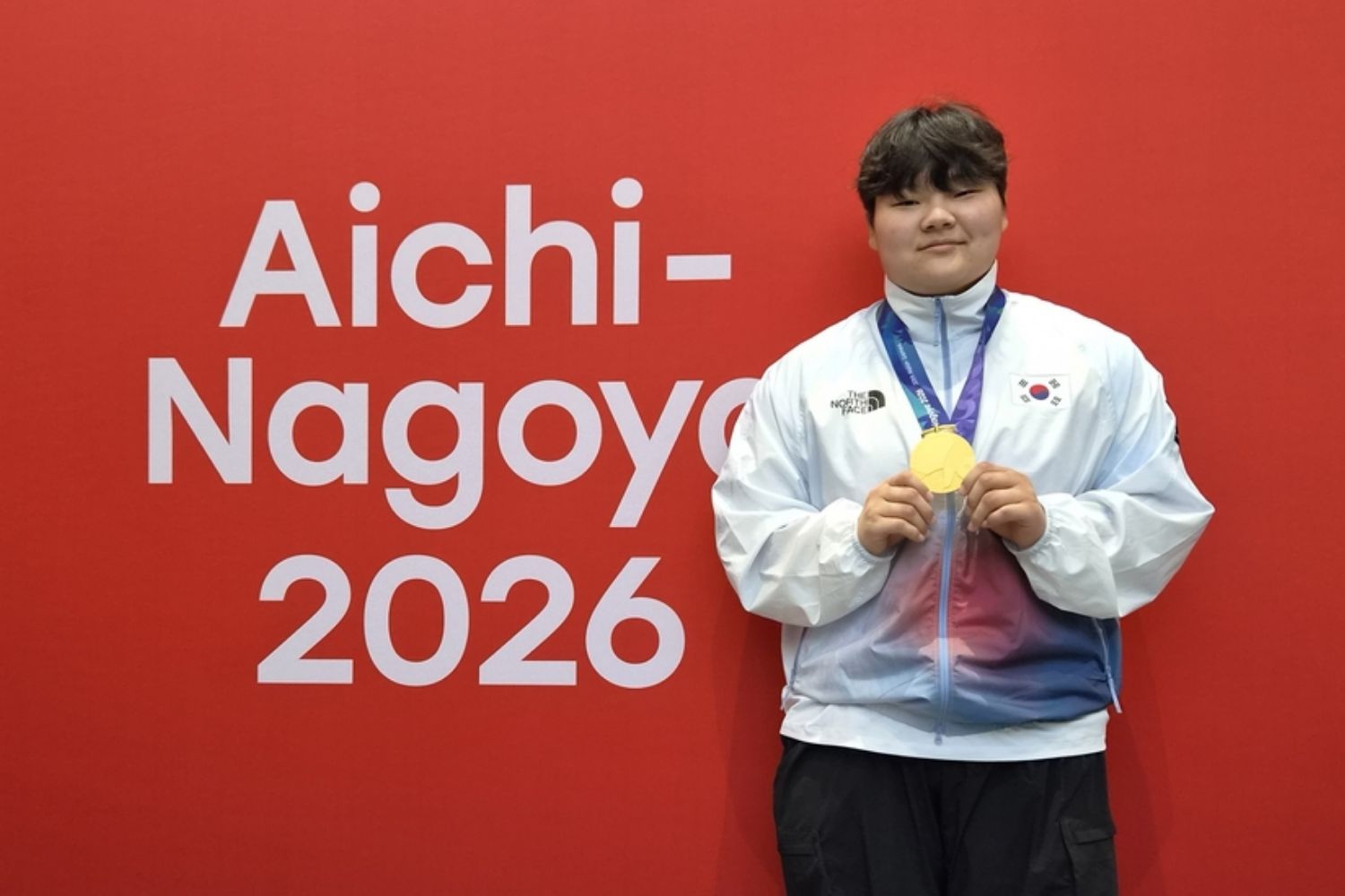 Kim Min-young on Sept. 29 holds up her gold medal after winning the women's 87-kg kurash title of the Aichi-Nagoya Asian Games at Aichi Prefectural Martial Arts Hall in Nagoya, Japan. (Yonhap News)