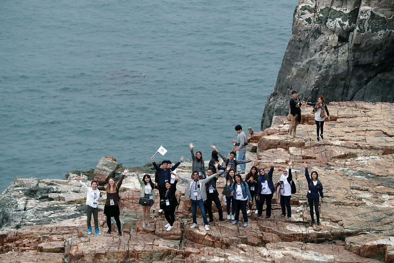 Foreign visitors to Busan from Oct. 1 can use the K-Tour Pass on a pilot basis to get discounts on intercity transportation and admission fees at tourist attractions. Shown are international tourists waving atop the national geopark Taejongdae Cliffed Coast in Busan's Yeongdo-gu District. (Korea.net DB)