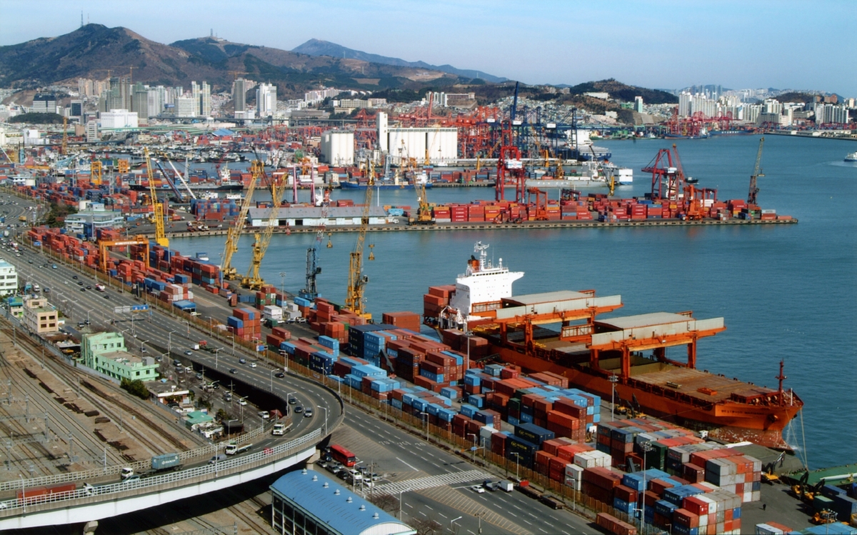 September trade data released by the Ministry of Trade, Industry and Resources on Oct. 1 said exports last month set a record with USD 120.94 billion, a 83.5% jump year on year. Shown are containers at the central pier of Busan Port. (Busan Port Authority)