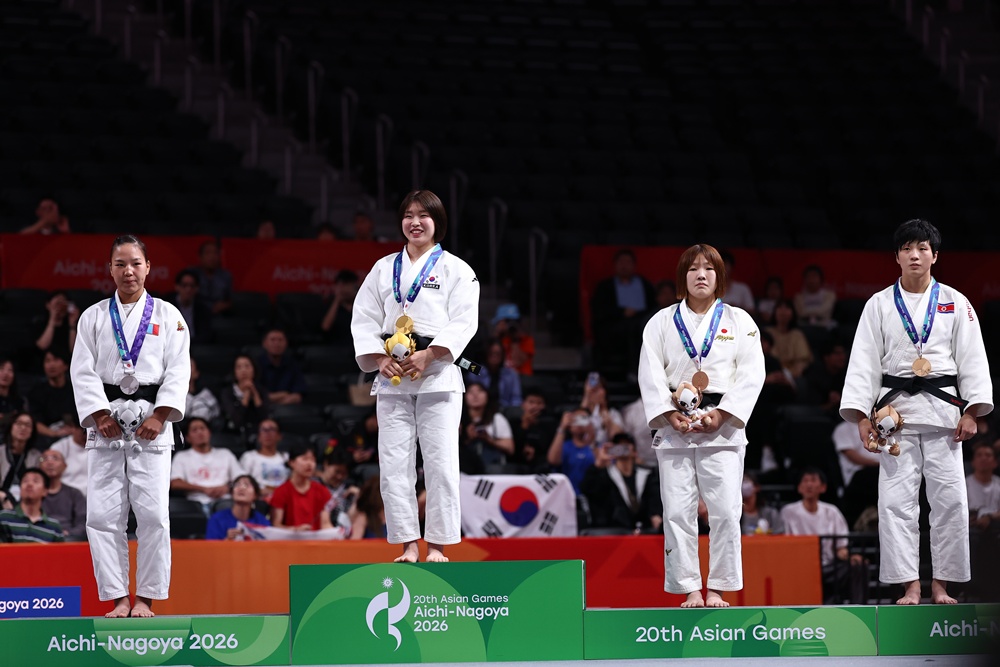 Huh Mimi (second from left) on Oct. 1 smiles atop the winners' podium at the medal ceremony for the women's 57-kg judo event of the Aichi-Nagoya Asian Games at Aichi International Arena in Nagoya, Japan. (Yonhap News)
