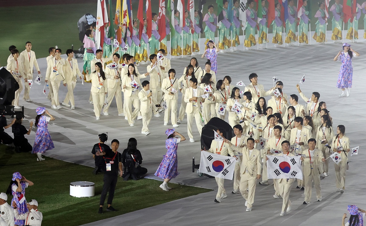 The national team on Oct. 4 enters the closing ceremony of the Aichi-Nagoya Asian Games in Japan at Paloma Mizuho Stadium in Nagoya, Aichi Prefecture. (Yonhap News)