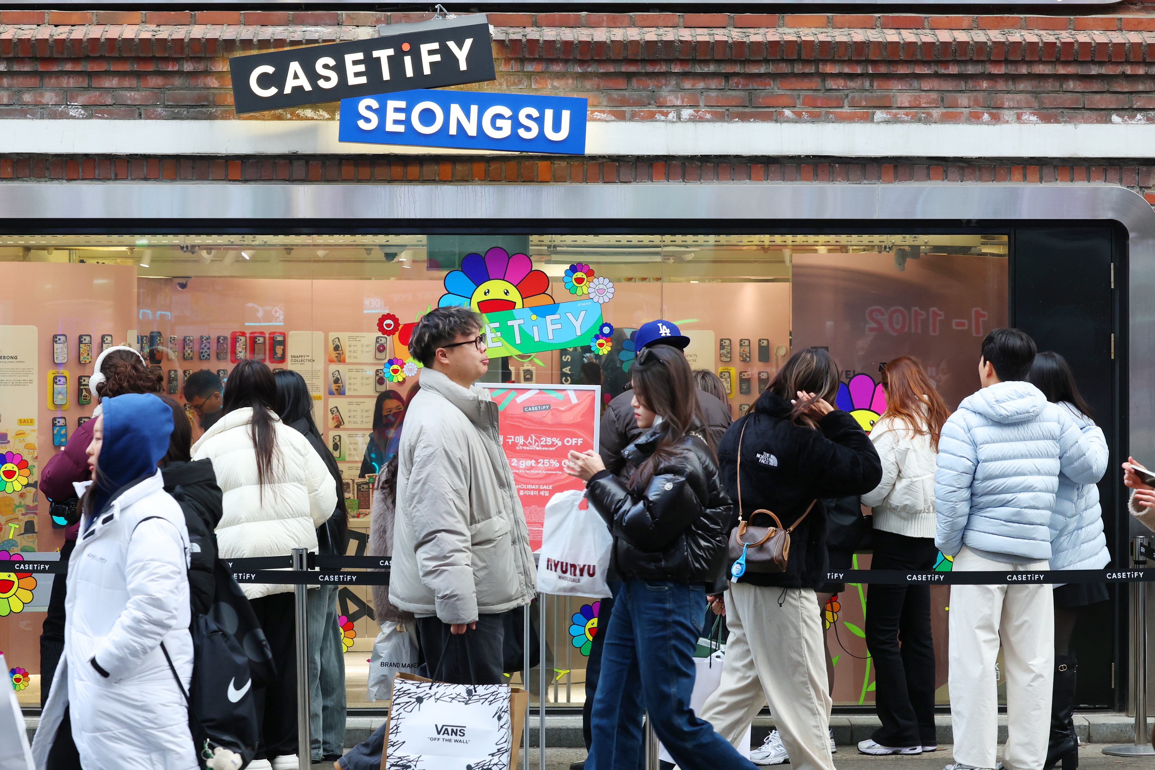 Consumption by foreign visitors to Seoul is surging with the growth in their number. Shown on Dec. 9, 2025, is a store in the packed and trendy Seongsu-dong neighborhood of the capital. (Korea.net DB)