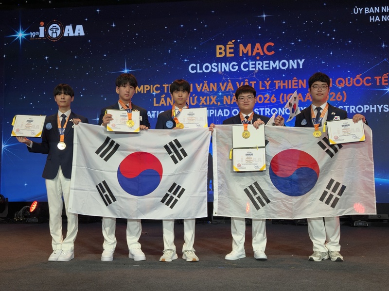 Yoon Yejoon (from left), Kim Keonho, Kim Hyunggeon, Yeo Eunsu and Park Hayoon on Oct. 5 hold their national flag, gold medals and certificates at the closing ceremony of this year's International Olympiad on Astronomy and Astrophysics in Hanoi, Vietnam. (Ministry of Science and ICT)