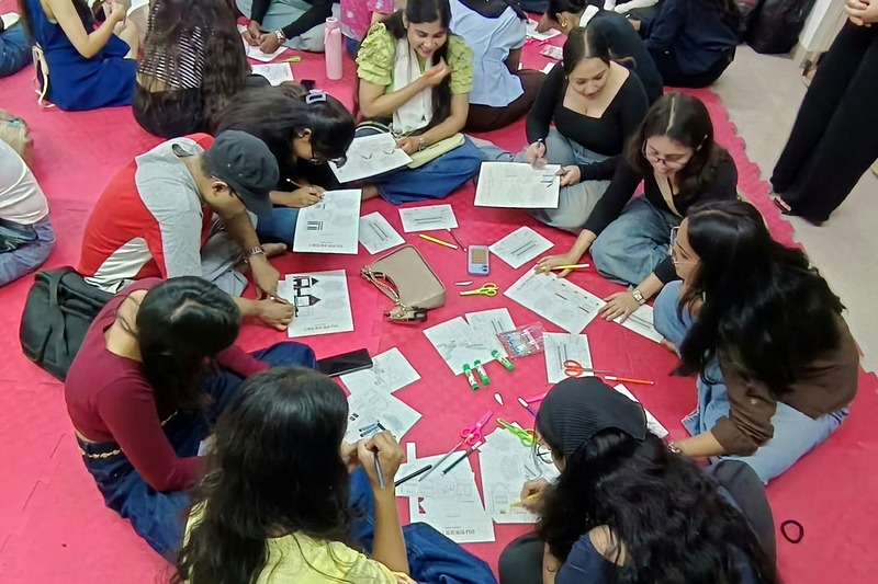 Participants on Sept. 24 color and assemble paper models of Hanok(traditional architecture) at the KCCI in New Delhi, India.