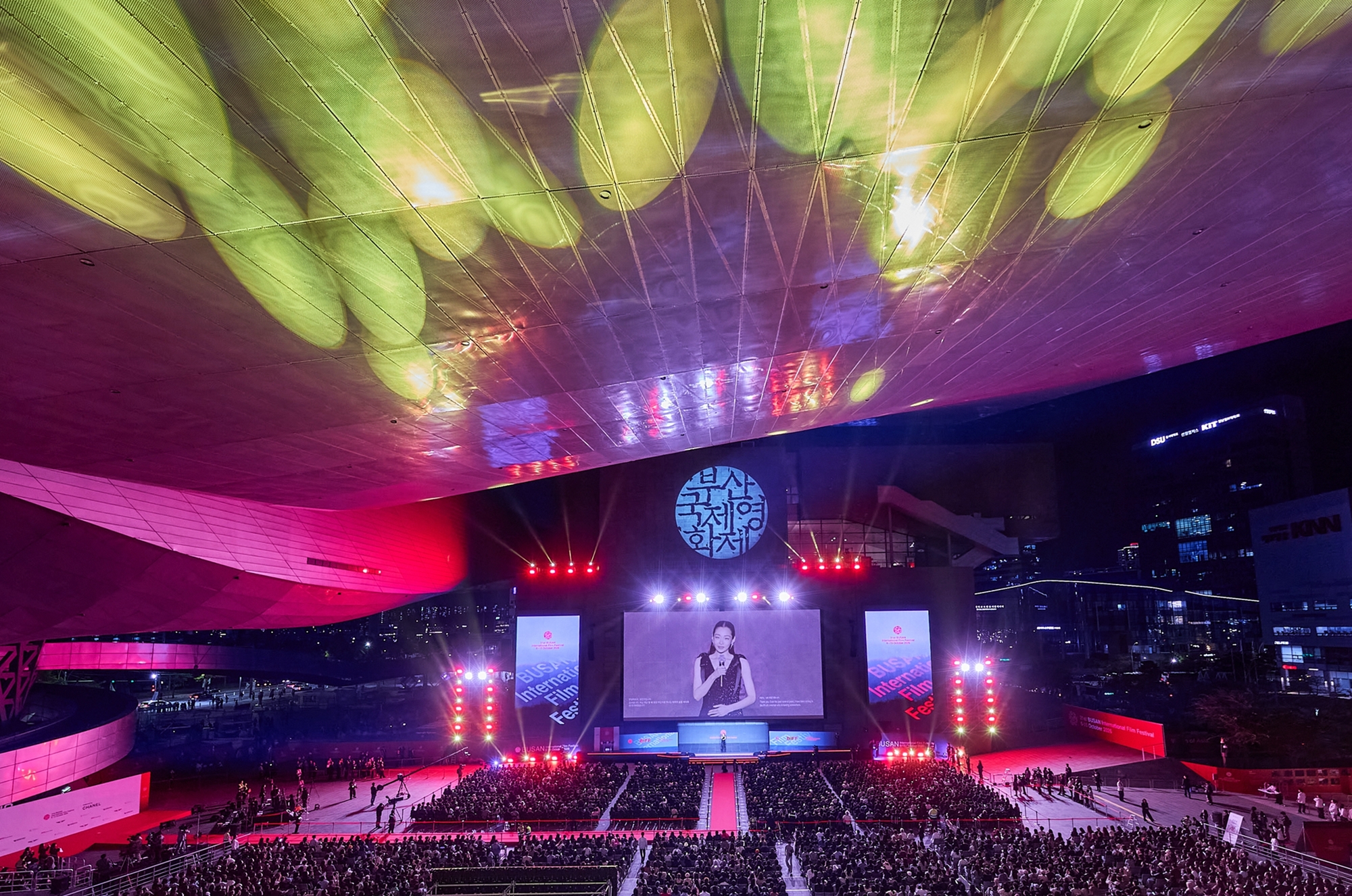 The Busan International Film Festival (BIFF) kicked off on Oct. 6 in grand style at the outdoor theater of Busan Cinema Center in Busan's Haeundae-gu District, with 