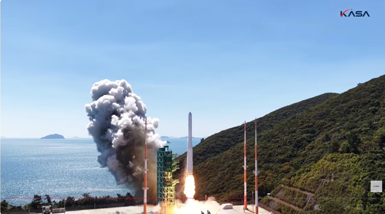 The homegrown rocket Nuri on Oct. 7 is launched from Naro Space Center in Goheung-gun County, Jeollabuk-do Province. (Screenshot of center's official Youtube channel)