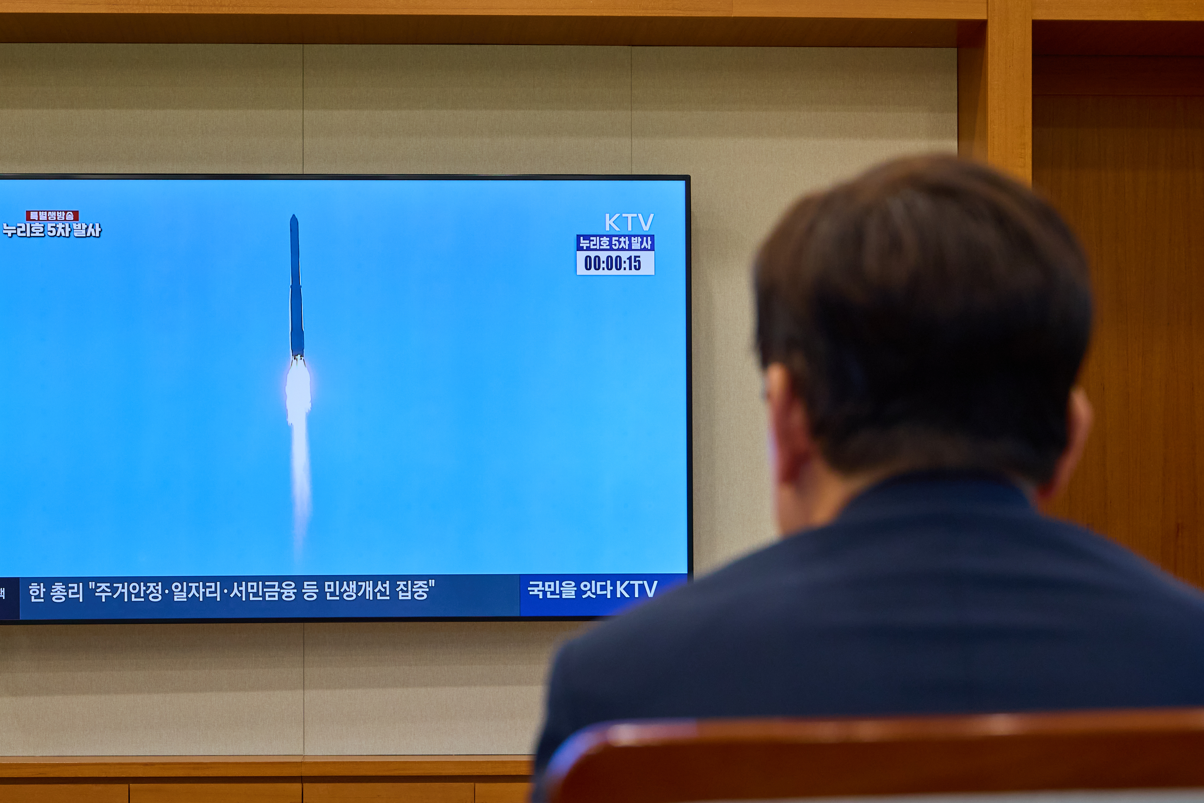 President Lee Jae Myung on Oct. 7 watches live the launch of the rocket Nuri from his office at Cheong Wa Dae. (Cheong Wa Dae)