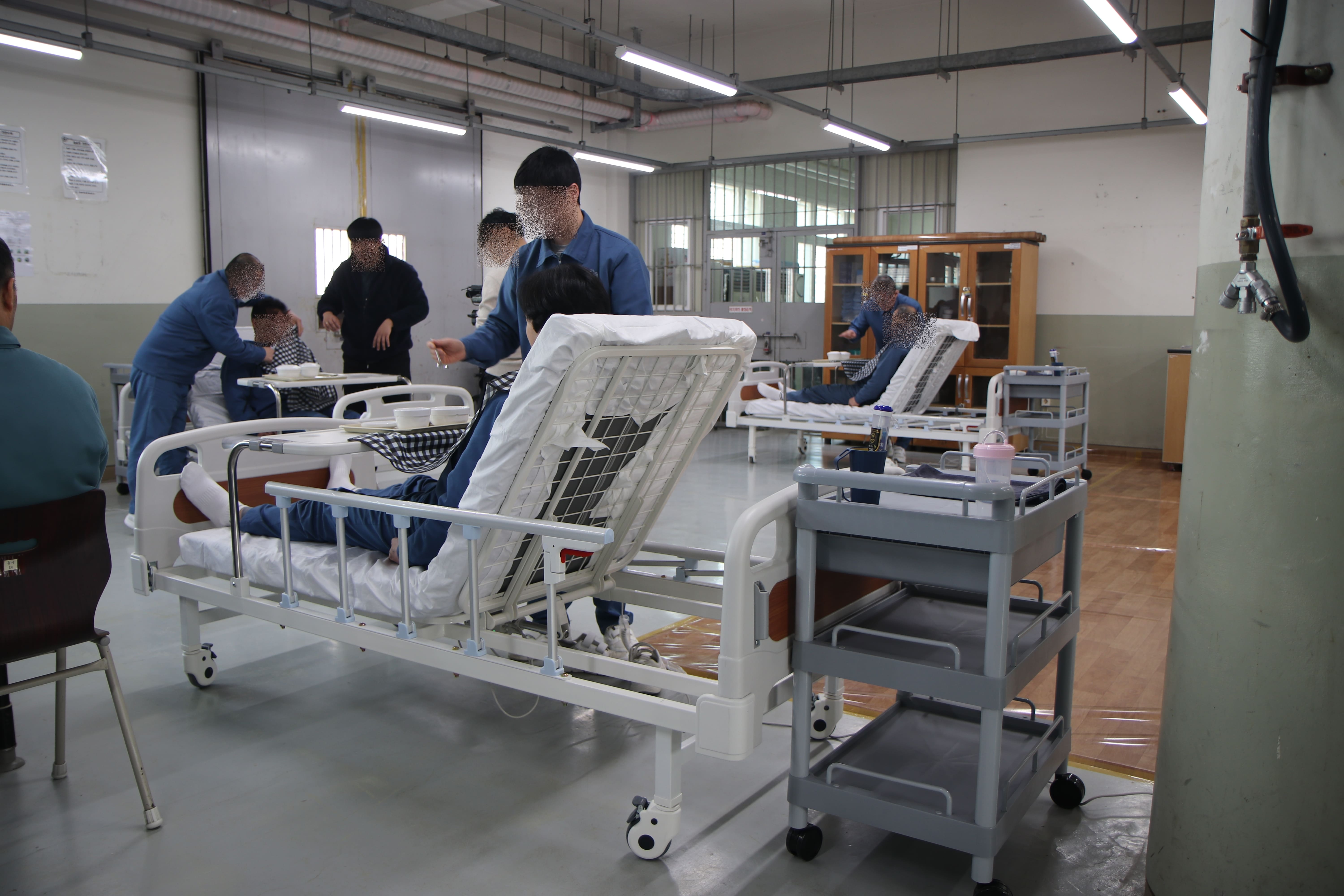 Medical care facilities and equipment on Sept. 17 are introduced to press tour participants at the Hwaseong Correctional Institution for Vocational Training in Hwaseong, Gyeonggi-do. 