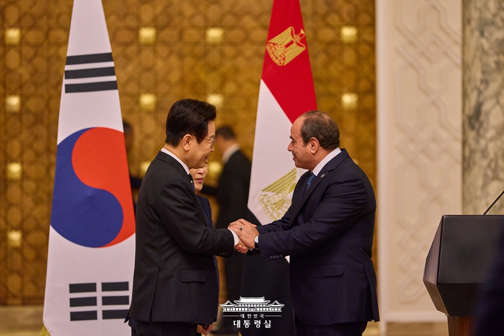 President Lee Jae Myung (left) and Egyptian President Abdel Fattah El-Sisi on Nov. 20, 2025, shake hands at their joint news conference at the presidential palace in Cairo. (Cheong Wa Dae)  