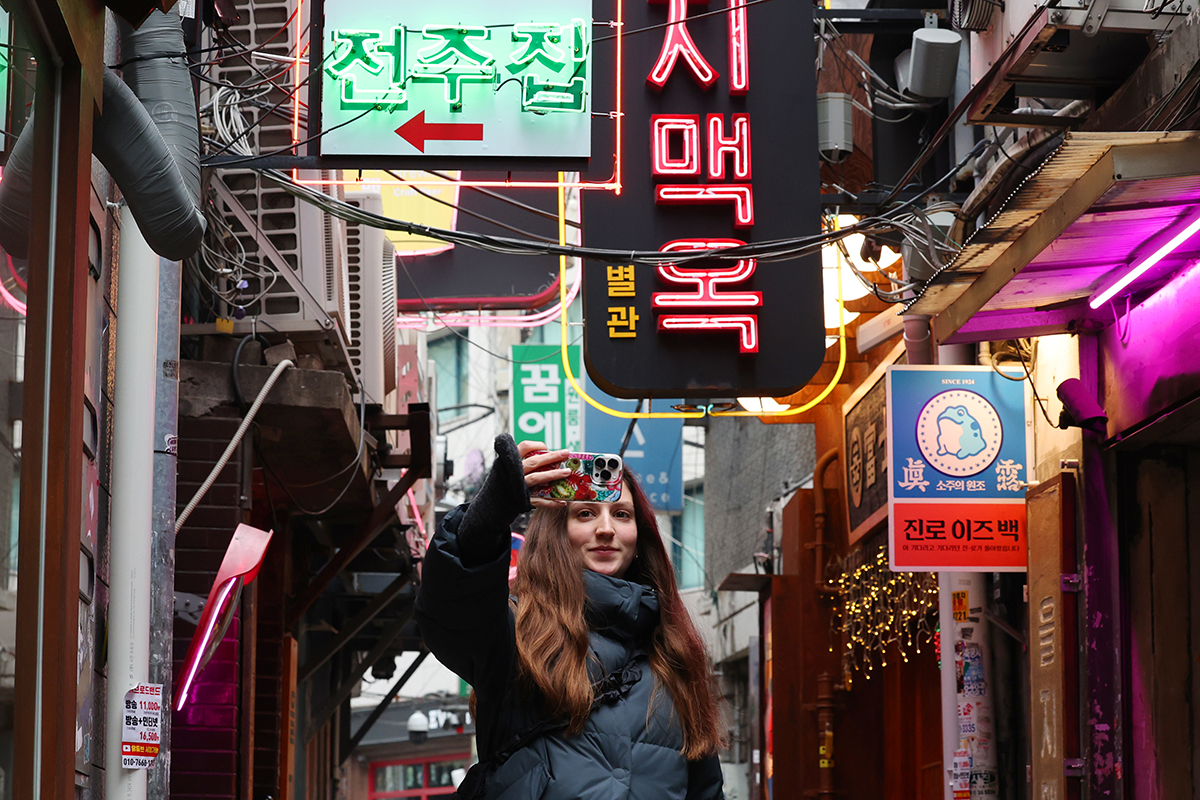 ▲ 서울이 ‘세계 최고의 대도시(Best Big Cities)’ 정상에 올랐다. 사진은 지난해 12월 10일 서울시 중구 을지로 거리에서 한 외국인 관광객이 골목 풍경을 촬영하는 모습. 코리아넷 DB