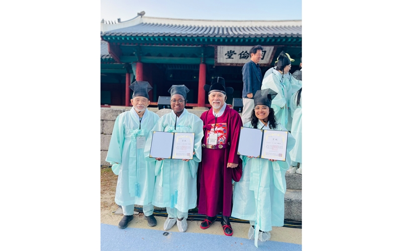 From left, a judge of the gwageo; Anita Hato, a Ghanaian businesswoman; World Royal Academy President Shin Kwang-chul; and Honorary Reporter Ana Paula Camacho Perez on Oct. 5 hold awards for passing the gwageo exam at Sungkyunkwan University in Seoul's Jongno-gu District.