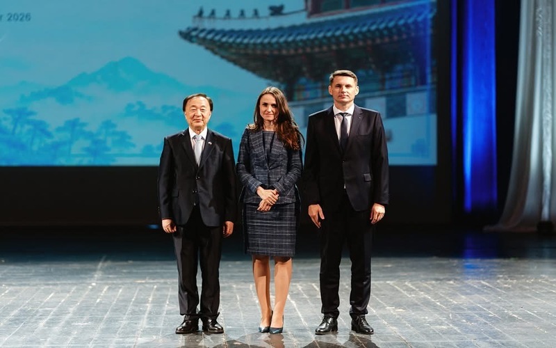 Ambassador to Romania, Hur Seung-chul (from left), Oana-Silvia Toiu, Minister of Foreign Affairs and Mircea Abrudean, President of the Romanian Senate on Oct. 6 pose for a group photo during Korea's National Day celebration held at the Bucharest National Opera House in Bucharest, Romania. 