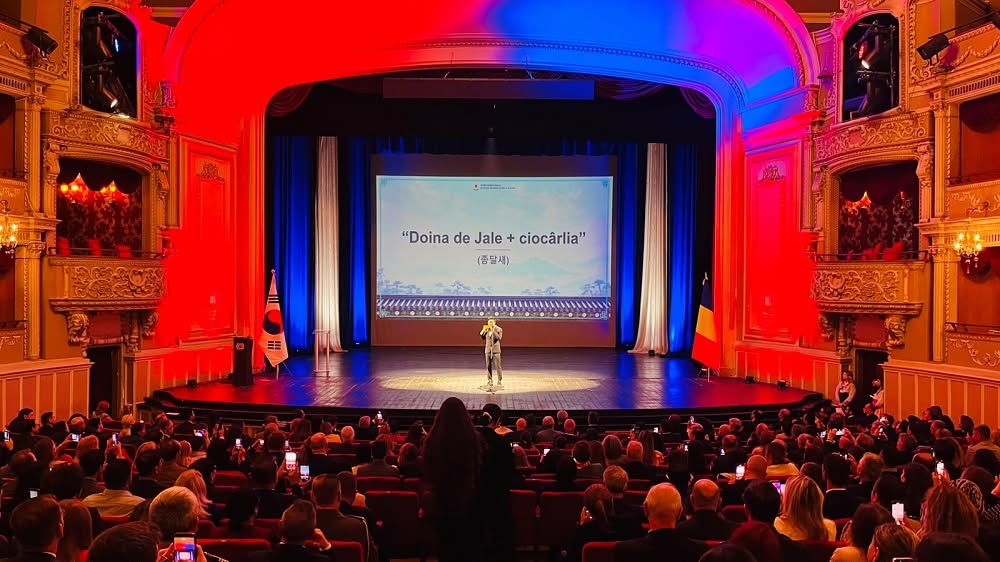 Jong Soo Jung on Oct. 6 performs traditional Korean and Romanian melodies at the Korean National Day reception held at the Bucharest National Opera House in Bucharest, Romania. 