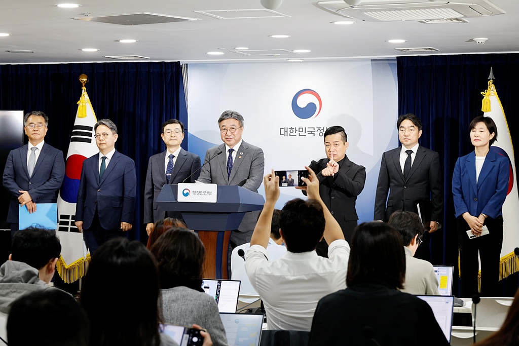 Minister of the Interior and Safety Yun Ho Jung (fourth from left) on the afternoon of Oct. 13 gives a briefing on the second phase of the relocation of central government agencies at Government Complex-Seoul in the capital's Jongno-gu District. (Ministry of the Interior and Safety)