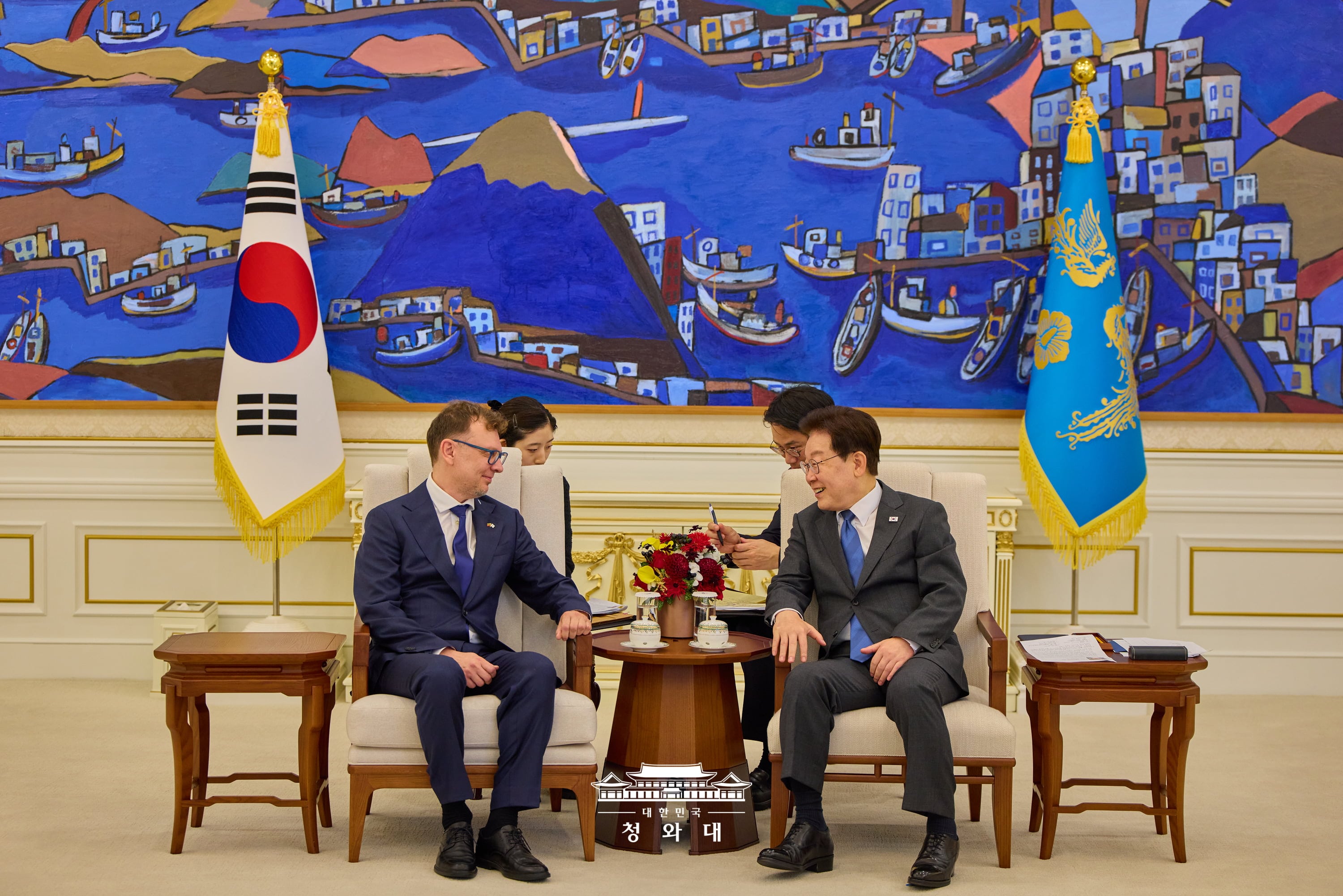 President Lee Jae Myung (right) on Oct. 12 talks with Lithuanian Ambassador to Korea Donatas Tamulaitis at Cheong Wa Dae. (Cheong Wa Dae)  