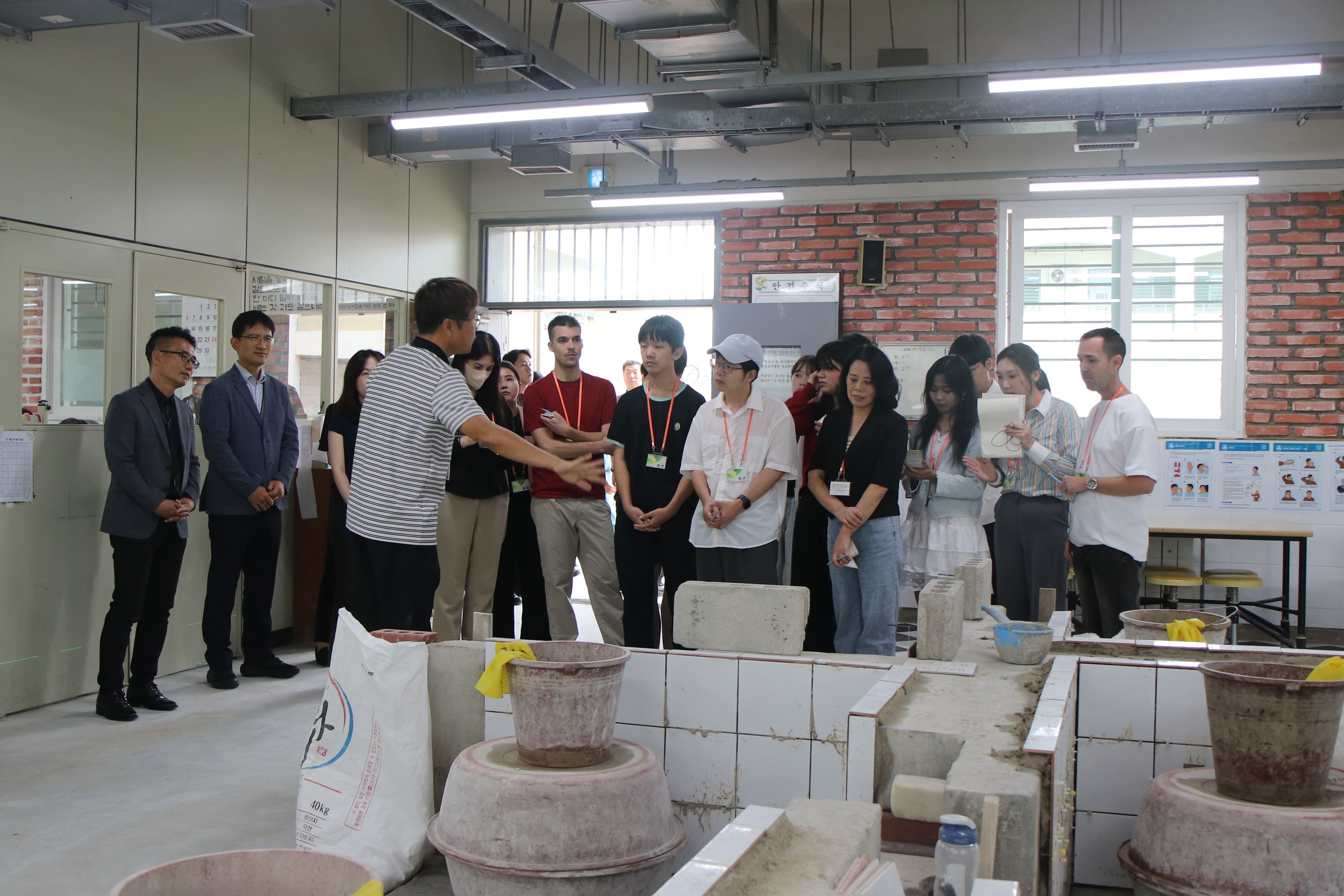Honorary Reporters on Sept. 17 listen to an explanation about vocational ceramic courses during a press tour at the Hwaseong Vocational Training Correctional Institution in Gyeonggi-do.