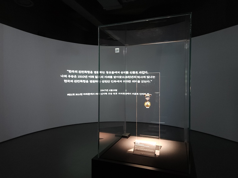 The medal earned by Suh Suh Yun-bok in 1947 for winning the Boston Marathon is displayed at History Hall 1 of the National Sports Museum of Korea in Seoul's Songpa-gu District. (Lee Ji Yae)